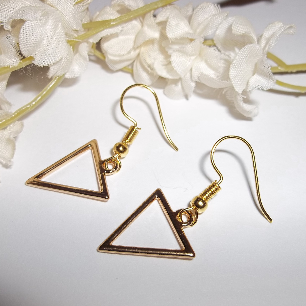 Earring Minimalist Triangle Hoop Set Gold NWT 3654 - Picture 3 of 5